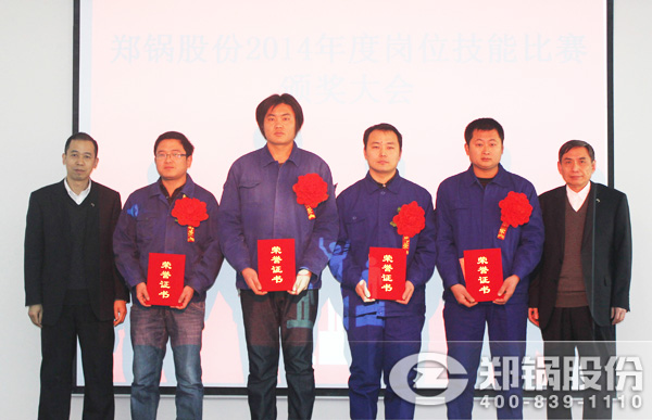 電子商務(wù)及銷售管理總監(jiān)張修冰、質(zhì)量總監(jiān)能江嶺為獲獎第三名員工鄭軍等頒發(fā)榮譽(yù)證書