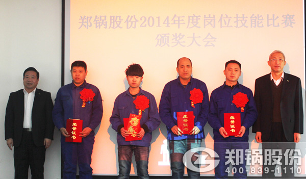 副總裁張文輝、總經(jīng)理?xiàng)钣枞A為獲獎第二名員工胡勝偉、吳鵬飛、劉衛(wèi)鋒等頒發(fā)榮譽(yù)證書